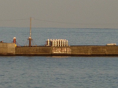 伊東港の防波堤に設置された大筒